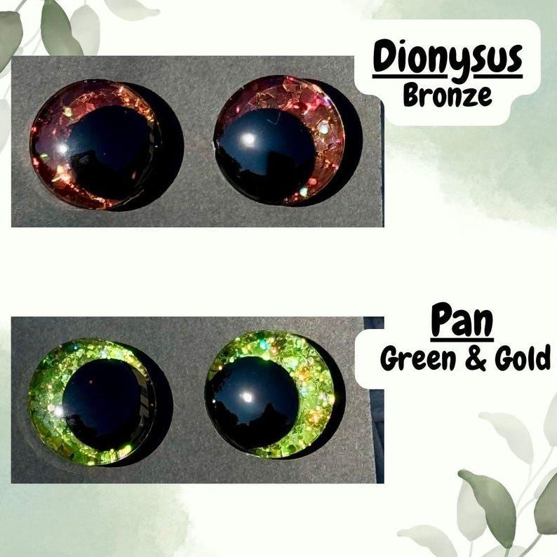 Op de afbeelding: Twee paar ronde cabochon ogen. Het bovenste paar, gelabeld Dionysus Bronze, heeft een bronskleurige glitteriris met een grote zwarte pupil. Het onderste paar, gelabeld Pan Green & Gold, heeft een groene en gouden glitteriris met een zwarte pupil.
