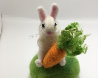 Conejo de fieltro de aguja y zanahoria de fieltro
