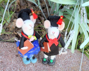 Felt Graduation Mouse, Needle felted Graduation Mouse, Cap and Gown Graduation Felt Mouse Gift