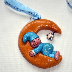 Schlafendes Baby auf einem Halbmond aus Salzteig