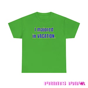 Può includere: Una maglietta verde brillante con la scritta blu "I majored in VACATION". La maglietta, a girocollo, è realizzata in un tessuto morbido. Il design è semplice e il tema generale è l'abbigliamento casual.
