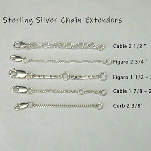 K&ouml;nnte beinhalten: F&uuml;nf Sterling-Silber-Kettenverl&auml;ngerungen in verschiedenen Stilen und L&auml;ngen. Die Verl&auml;ngerungen sind mit ihrem Stil und ihrer L&auml;nge beschriftet, z. B. "Cable 2 1/2" und "Figaro 2 3/4".