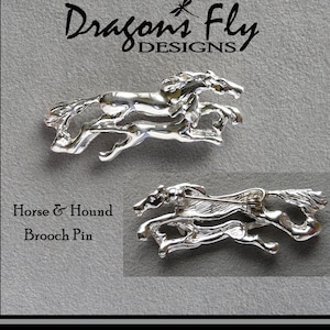Może przedstawiać: Srebrna broszka z ozdobnym wzorem dw&oacute;ch biegnących koni. Broszka jest opisana jako "Horse & Hound Brooch Pin".