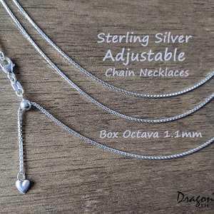 K&ouml;nnte beinhalten: Verstellbare Kettenhalsketten aus Sterlingsilber. Das Bild zeigt drei filigrane Halsketten mit einer Box-Octava-Kette von 1,1 mm. Eine Halskette hat einen herzf&ouml;rmigen Anh&auml;nger. Der Text auf dem Bild lautet "Sterling Silver Adjustable Chain Necklaces".