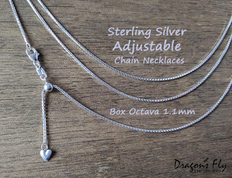 K&ouml;nnte beinhalten: Verstellbare Kettenhalsketten aus Sterlingsilber. Das Bild zeigt drei filigrane Halsketten mit einer Box-Octava-Kette von 1,1 mm. Eine Halskette hat einen herzf&ouml;rmigen Anh&auml;nger. Der Text auf dem Bild lautet "Sterling Silver Adjustable Chain Necklaces".