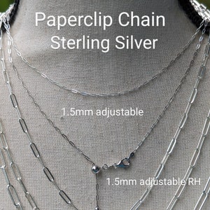 K&ouml;nnte beinhalten: Gezeigt werden mehrere Halsketten mit B&uuml;roklammer-Kette aus Sterlingsilber. Die Ketten variieren in L&auml;nge und Stil, eine ist als 1,5 mm verstellbar gekennzeichnet. Das Bild enth&auml;lt den Text "Paperclip Chain Sterling Silver."