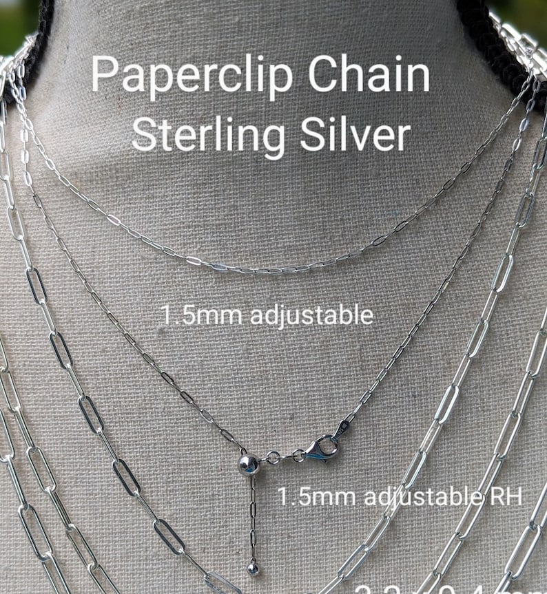 K&ouml;nnte beinhalten: Gezeigt werden mehrere Halsketten mit B&uuml;roklammer-Kette aus Sterlingsilber. Die Ketten variieren in L&auml;nge und Stil, eine ist als 1,5 mm verstellbar gekennzeichnet. Das Bild enth&auml;lt den Text "Paperclip Chain Sterling Silver."