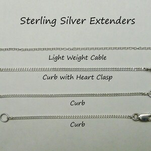 K&ouml;nnte beinhalten: Vier Sterling-Silber-Verl&auml;ngerungen f&uuml;r Halsketten oder Armb&auml;nder. Die Verl&auml;ngerungen sind 12,7 cm, 11,1 cm, 10,8 cm und 9 cm lang. Die Verl&auml;ngerungen bestehen aus verschiedenen Kettenstilen, darunter leichtes Kabel, Curb mit Herzverschluss und Curb.