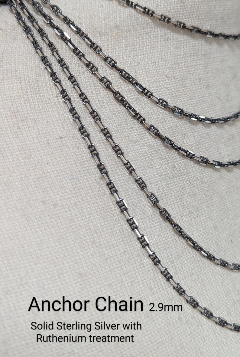 K&ouml;nnte beinhalten: Eine silberne Ankerketten-Halskette mit einer Breite von 2,9 mm. Die Kette ist aus massivem Sterlingsilber mit einer Ruthenium-Beschichtung.