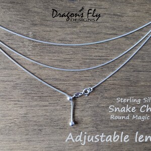 K&ouml;nnte beinhalten: Eine Halskette mit Schlangenkette aus Sterlingsilber mit verstellbarer L&auml;nge. Die Halskette hat drei Str&auml;nge aus zarten, runden 1-mm-Ketten. Der Text "Adjustable length" ist unten im Bild zu sehen.