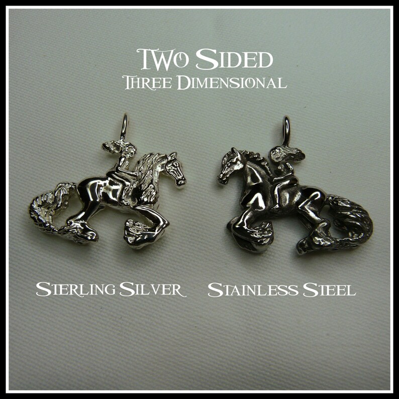 Peut inclure: Pendentif en trois dimensions &agrave; deux faces repr&eacute;sentant une personne &agrave; cheval. Le pendentif est disponible en argent sterling et en acier inoxydable.