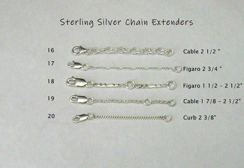 K&ouml;nnte beinhalten: F&uuml;nf Sterling-Silber-Kettenverl&auml;ngerungen in verschiedenen Stilen und L&auml;ngen. Die Verl&auml;ngerungen sind mit ihrem Stil und ihrer L&auml;nge beschriftet, z. B. "Cable 2 1/2" und "Figaro 2 3/4".