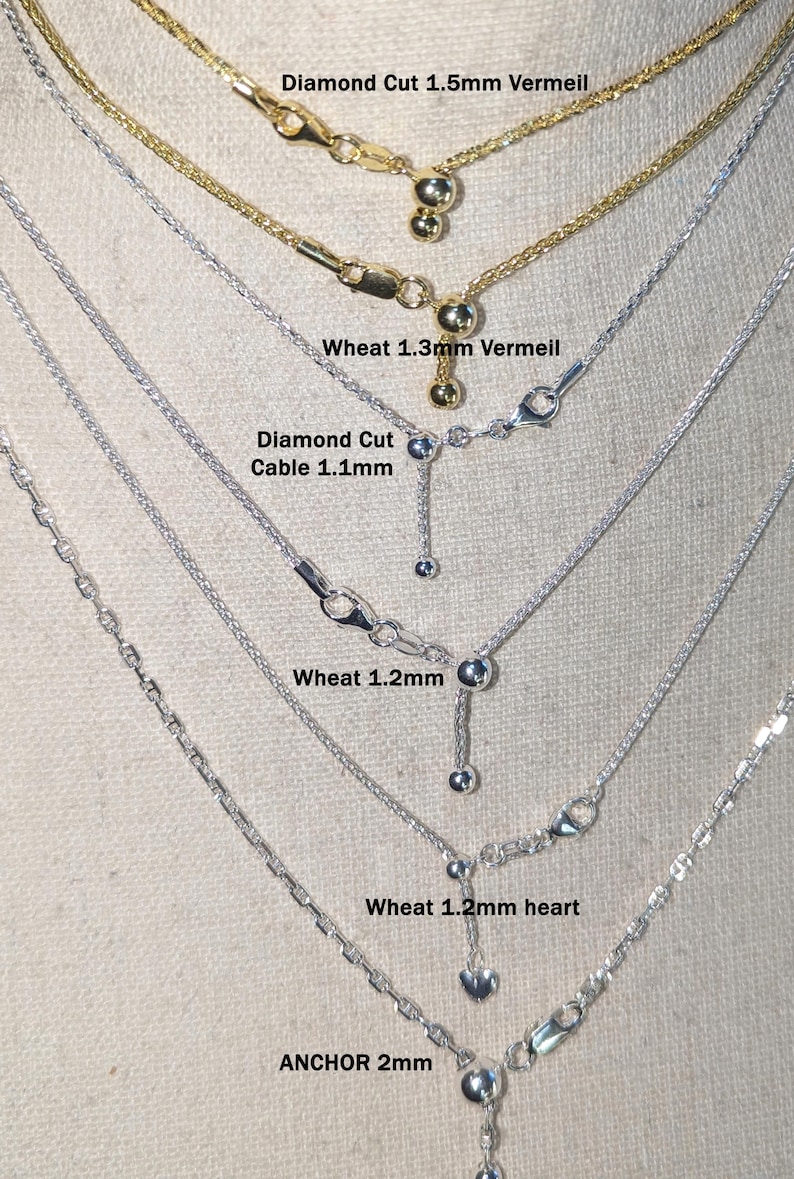 K&ouml;nnte beinhalten: Eine Sammlung zarter Halsketten mit verschiedenen Kettenstilen, darunter Diamantschliff, Weizen und Anker. Die Halsketten sind in Gold-Vermeil und Silber erh&auml;ltlich, mit verstellbaren L&auml;ngen. Text auf dem Bild enth&auml;lt Kettenart und -gr&ouml;&szlig;e.