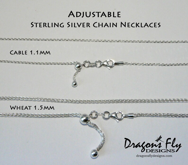K&ouml;nnte beinhalten: Nahaufnahme von zwei verstellbaren Halsketten aus Sterlingsilber. Die obere Kette ist eine Kabelkette, 1,1 mm dick, und die untere ist eine Weizenkette, 1,5 mm dick. Beide haben verstellbare Verschl&uuml;sse.