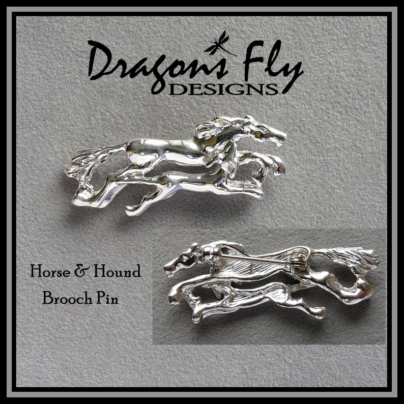 Może przedstawiać: Srebrna broszka z ozdobnym wzorem dw&oacute;ch biegnących koni. Broszka jest opisana jako "Horse & Hound Brooch Pin".