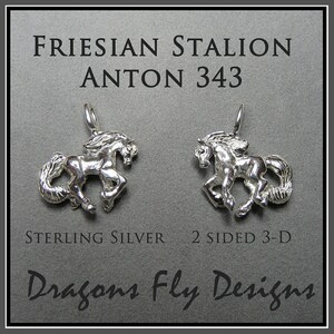 Peut inclure: Charme en argent sterling 3D double face d'un &eacute;talon frison, avec le texte "FRIESIAN STALLION ANTON 343" et "Dragons Fly Designs" en arri&egrave;re-plan.