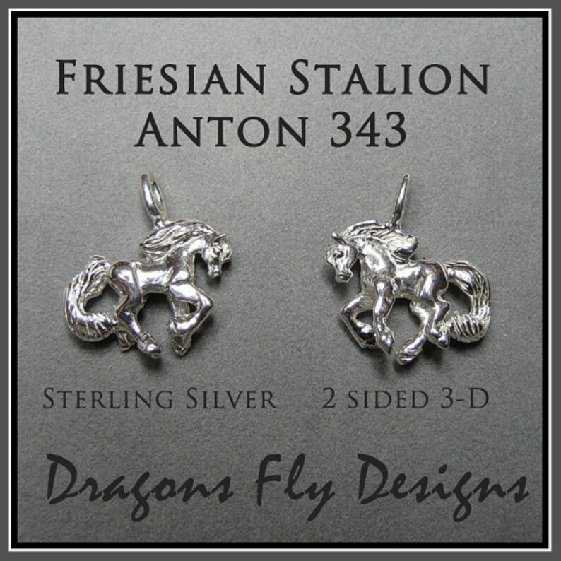 Peut inclure: Charme en argent sterling 3D double face d'un &eacute;talon frison, avec le texte "FRIESIAN STALLION ANTON 343" et "Dragons Fly Designs" en arri&egrave;re-plan.