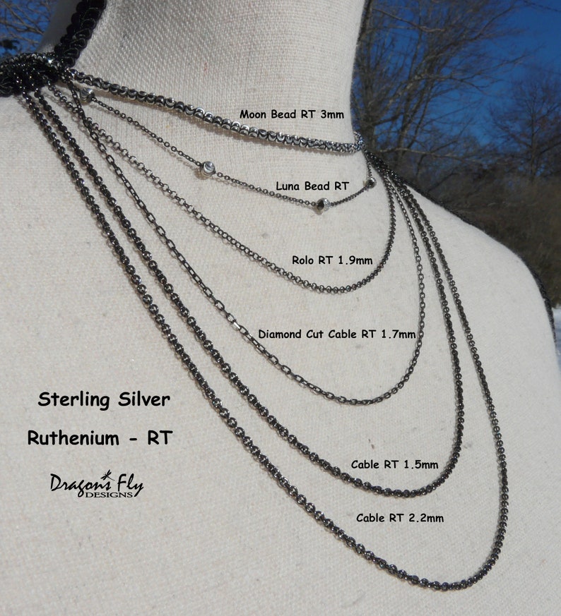 K&ouml;nnte beinhalten: Nahaufnahme eines Mannequins, das neun verschiedene Sterling-Silberketten mit Ruthenium-Finish tr&auml;gt. Die Ketten sind mit ihren Namen und Gr&ouml;&szlig;en in Millimetern beschriftet. Die Ketten sind nach Gr&ouml;&szlig;e geordnet, wobei die kleinste Kette oben und die gr&ouml;&szlig;te Kette unten liegt. Die Ketten sind alle aus Sterling-Silber gefertigt und haben ein Ruthenium-Finish. Die Ketten sind alle in verschiedenen L&auml;ngen erh&auml;ltlich.