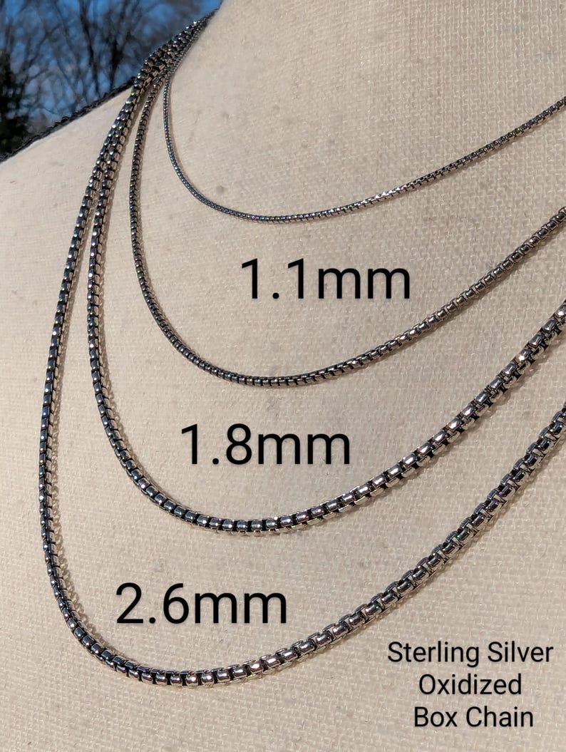 K&ouml;nnte beinhalten: Drei oxidierte Boxketten aus Sterlingsilber in verschiedenen Gr&ouml;&szlig;en: 1,1 mm, 1,8 mm und 2,6 mm.