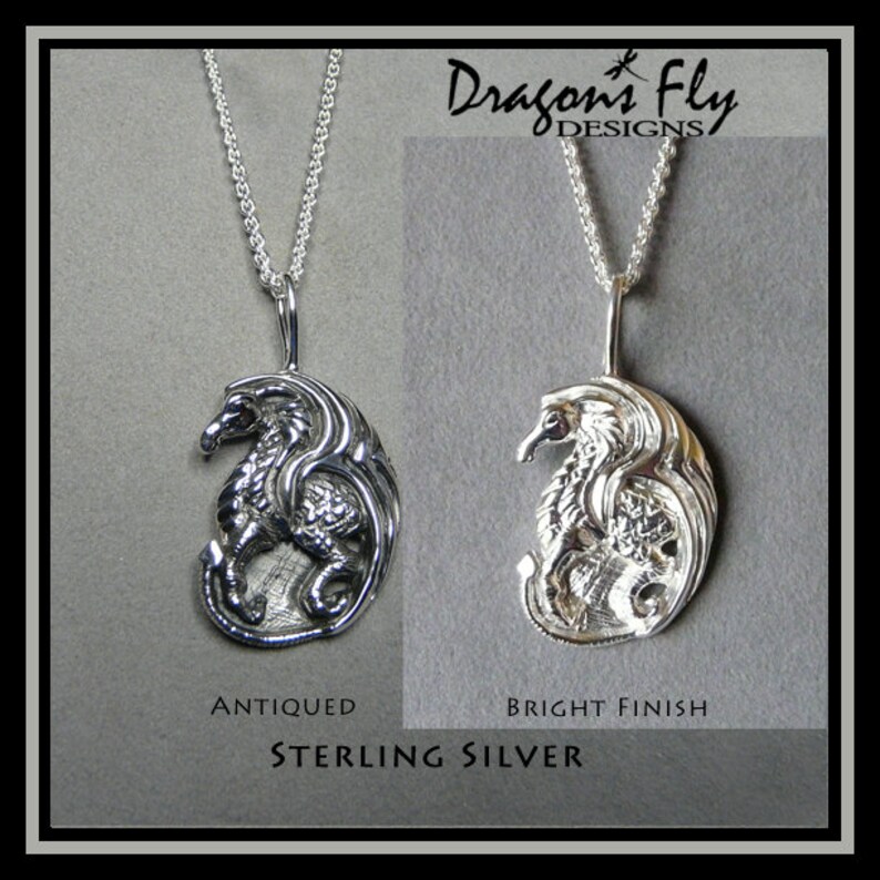 Op de afbeelding: Twee sterling zilveren draken hangerkettingen, een met een antieke afwerking en een met een glanzende afwerking. Dragon's Fly Designs.