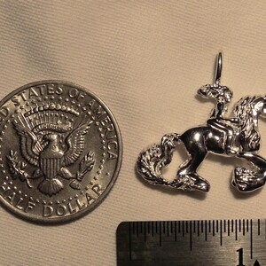 Peut inclure: Breloque en argent d'une fille &agrave; cheval. Le charme est &agrave; peu pr&egrave;s de la taille d'une pi&egrave;ce de 50 centimes d'euro.