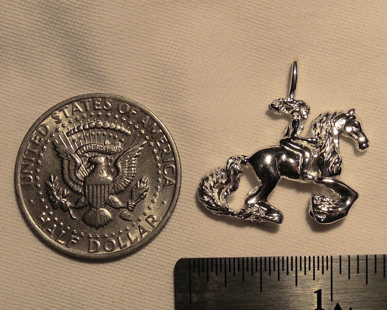 Peut inclure: Breloque en argent d'une fille &agrave; cheval. Le charme est &agrave; peu pr&egrave;s de la taille d'une pi&egrave;ce de 50 centimes d'euro.