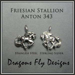 Peut inclure: Deux breloques en argent repr&eacute;sentant un &eacute;talon frison en position de course. Les breloques sont &eacute;tiquet&eacute;es "Friesian Stallion Anton 343" et "Stainless Steel Sterling Silver Dragons Fly Designs".