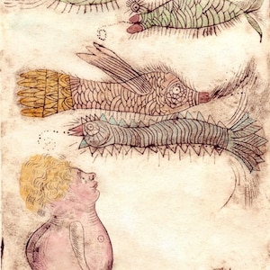 Pode incluir: Uma ilustração caprichosa de uma figura nua de pé na água, cercada por peixes estilizados com padrões intrincados. Os peixes são desenhados em tons de rosa, verde, azul e amarelo, com escamas e barbatanas detalhadas. A figura tem cabelo loiro e uma barriga redonda, e está olhando para cima para os peixes.