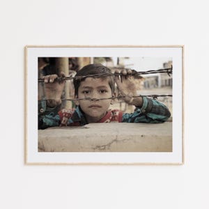Impresión de niños, póster de niño pequeño, póster infantil, soledad, niño de pueblo, arte mural, decoración de dormitorio, decoración del hogar, decoración de oficina, arte mural fotográfico