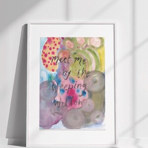Pode incluir: Uma pintura em aquarela com um fundo abstrato colorido e o texto "Meet me by the weeping willow" em tinta preta.