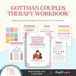 Puede incluir: Un cuaderno de ejercicios Gottman Couples Therapy Workbook de espiral con una portada rosa que muestra una ilustración de una pareja abrazándose. El cuaderno está rodeado de varias páginas informativas que detallan conceptos de relación como la Sound Relationship House.
