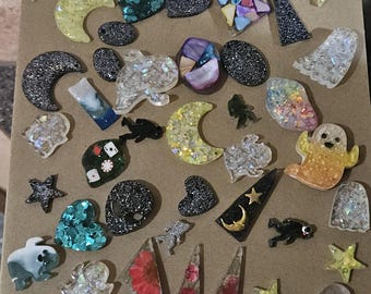 Set of 40 small resin pieces