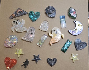 Set of 20 small resin pieces