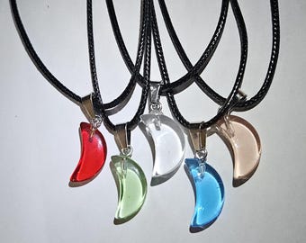 Dainty Crescent moon pendant necklace