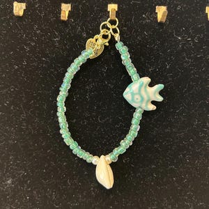 Coastal glass bead bracelet, shell bracelet, teal bracelet, fish bracelet, cute gift for friend, gift for mom, summer bracelet, good gift