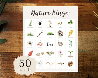Pode incluir: Um cartão de jogo "Nature Bingo" com ilustrações em aquarela de elementos naturais como agulhas de pinheiro, um besouro, cogumelos e um zangão. O cartão inclui o texto "Nature Bingo" e "Free". Um cartão separado diz "50 cartões".