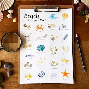 Puede incluir: Una lista de verificación imprimible para una búsqueda del tesoro en la playa con ilustraciones de varios artículos para encontrar, incluyendo un cangrejo, una gaviota, una estrella de mar, conchas marinas y algas marinas. La lista de verificación está en una hoja de papel blanca con un portapapeles marrón.