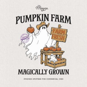 Könnte beinhalten: Eine grafische Illustration mit einem weißen Geist, der einen braunen Cowboyhut trägt und einen orangefarbenen Kürbis hält. Der Text lautet 22th Mayco, PUMPKIN FARM, FARM FRESH und MAGICALLY GROWN. Ein Holzstand zeigt Kürbisse und einen Geist.