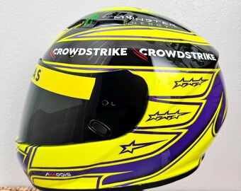 ルイス・ハミルトンの象徴的なF1ヘルメット（2022年シーズン）のフル
