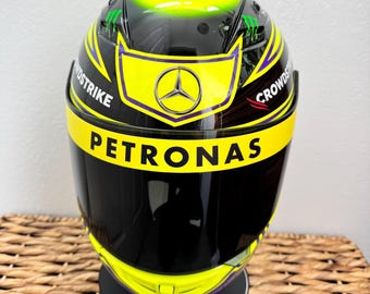 ルイス・ハミルトンの象徴的なF1ヘルメット（2022年シーズン）のフル