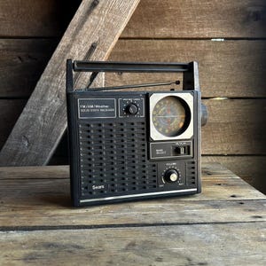 Radio retro EN CONDICIONES DE FUNCIONAMIENTO, radio meteorológica AM FM de estado sólido Sears de los años 70, decoración de granja industrial, estilo gótico occidental, estilo tradicional americano