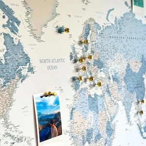 Carte du monde personnalisée avec punaises - Tableau d'affichage détaillé - Grande carte du monde en bleu, beige et blanc pour le suivi des aventures - 100 épingles incl.