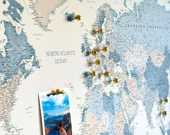 Carte du monde personnalisée avec punaises - Tableau d'affichage détaillé - Grande carte du monde en bleu, beige et blanc pour le suivi des aventures - 100 épingles incl.