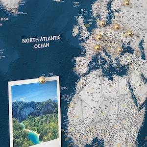 Carte du monde personnalisée avec punaises - Tableau d'affichage détaillé - Grande carte du monde marine pour le suivi des aventures - 100 épingles incl.