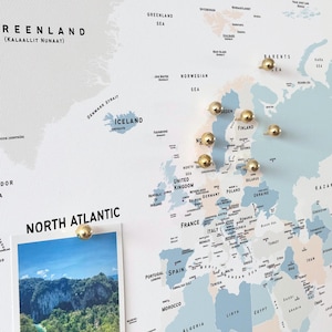 Punaise Wereldkaart - Gepersonaliseerd prikbord - Minimalistisch in blauw en beige voor avontuurlijke tracking - Cadeau voor reizigers - 100 pins incl.