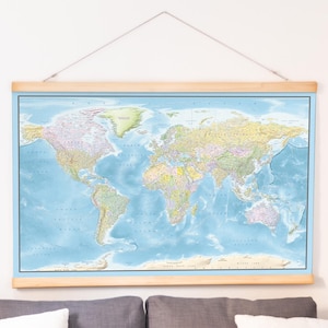 Grande mappa del mondo su tela - Poster con mappa di viaggio personalizzata + grucce in legno - Globo politico multicolore a scomparsa.