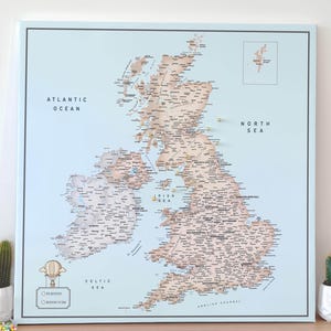 Kaart met punaise van het VK en Ierland – gepersonaliseerde canvaskaart – reistrackerbord – minimalistisch ontwerp in bruin en blauw - 100 pins inc.