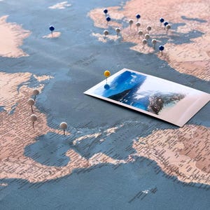 Carte du monde à épingles - Tableau de voyage personnalisé - Grande carte du monde en bleu, marron et beige pour le suivi des aventures - 100 épingles incl.