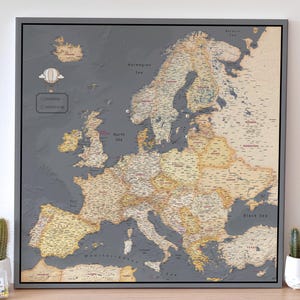 Europa Landkarte, detaillierte Reise Pinnwand - anpassbare Landkarte in grau, braun & orange für die Abenteuerverfolgung - 100 Pins inkl.