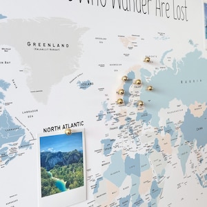 Carte du monde minimaliste avec punaises - Tableau d'affichage personnalisé - En bleu et beige pour le suivi des aventures - Cadeau pour les voyageurs - 100 épingles incl.